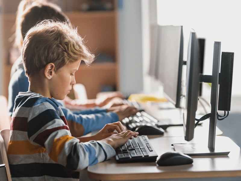 Niños estudiantes usando la mini computadora
