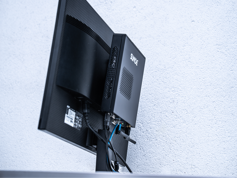 MiniPC X53 montada detrás de un monitor.