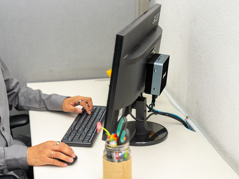 Ejecutivo usando SD512 detrás de un monitor