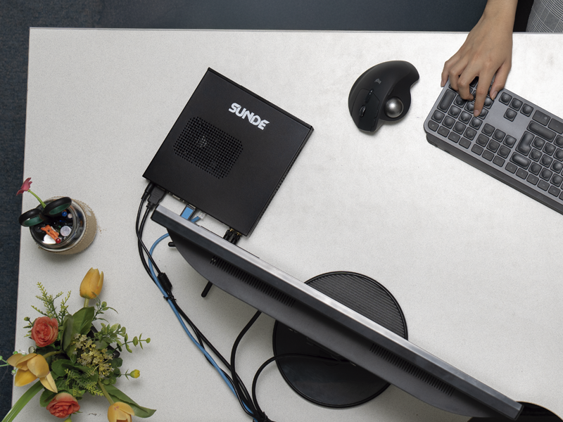 MiniPC X53 Sobre un escritorio de oficina.
