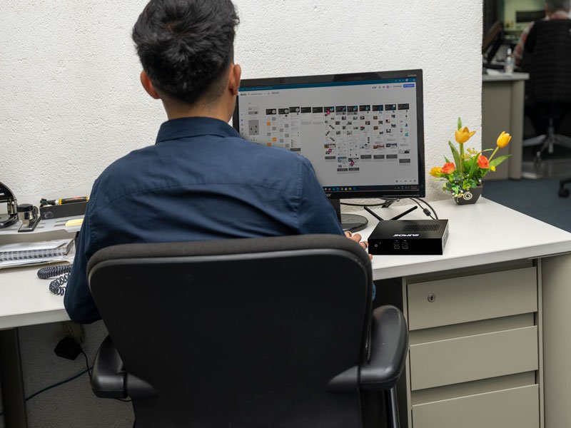 MiniPC X53 sobre un escritorio de oficina.