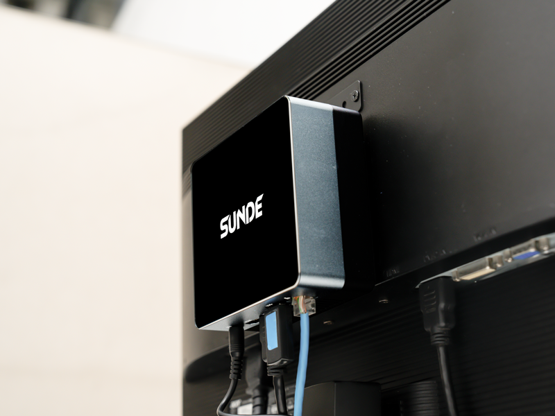 MiniPC SD512 montada detrás de un monitor.