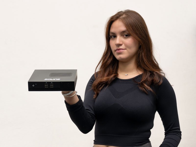 MiniPC Sunde x53 sostenido por una dama.