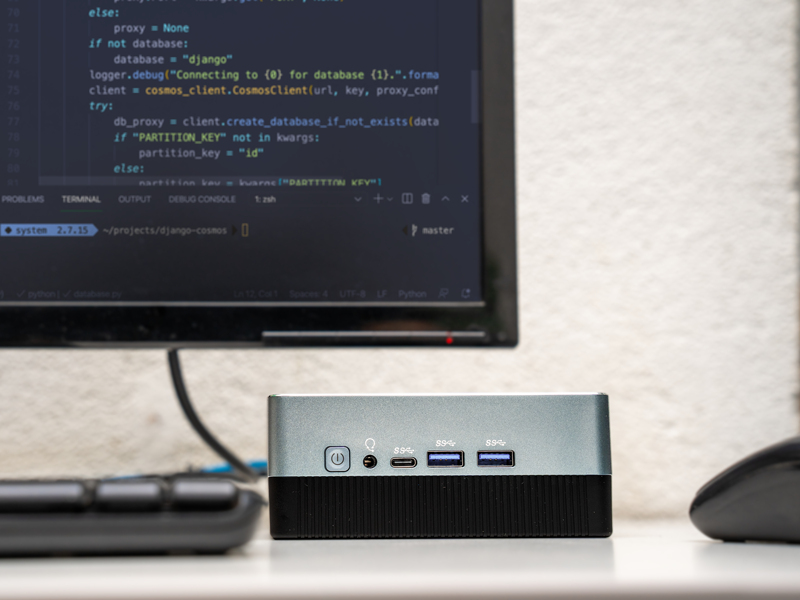 MiniPC Sunde SD512 Sobre un escritorio de oficina.