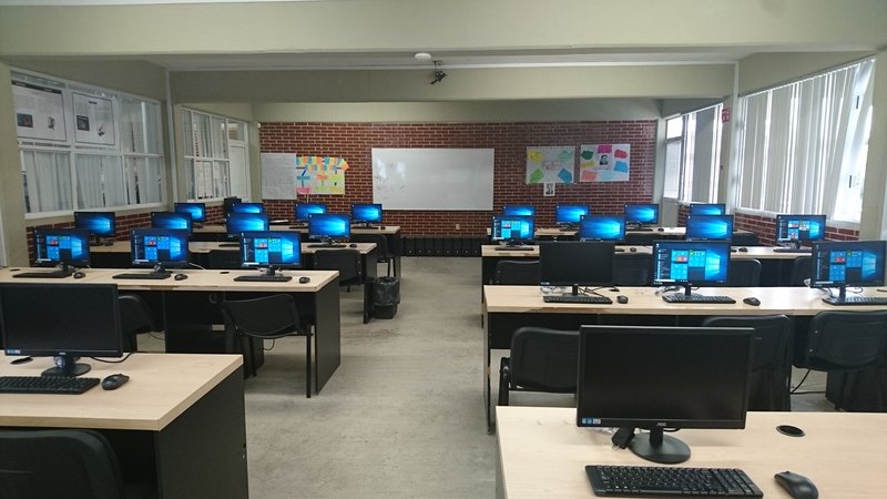 Laboratorio de computo de una escuela.